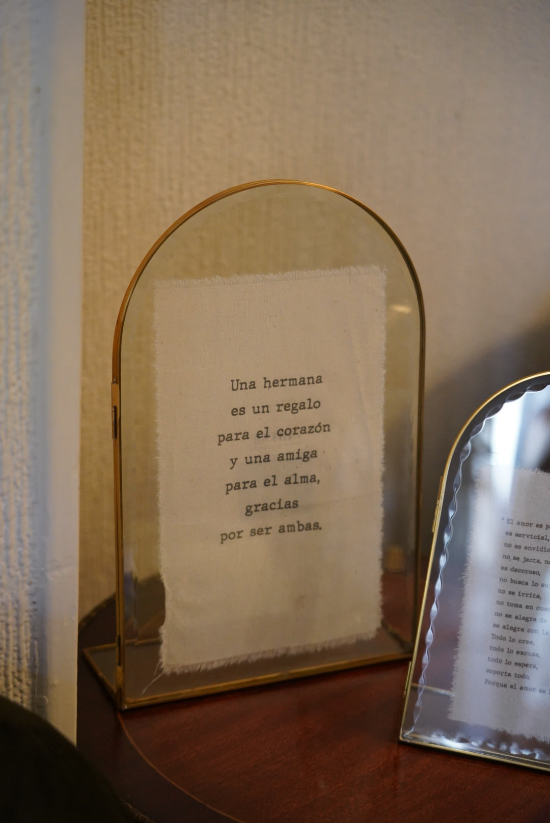 Revelado en marco de cristal curvo