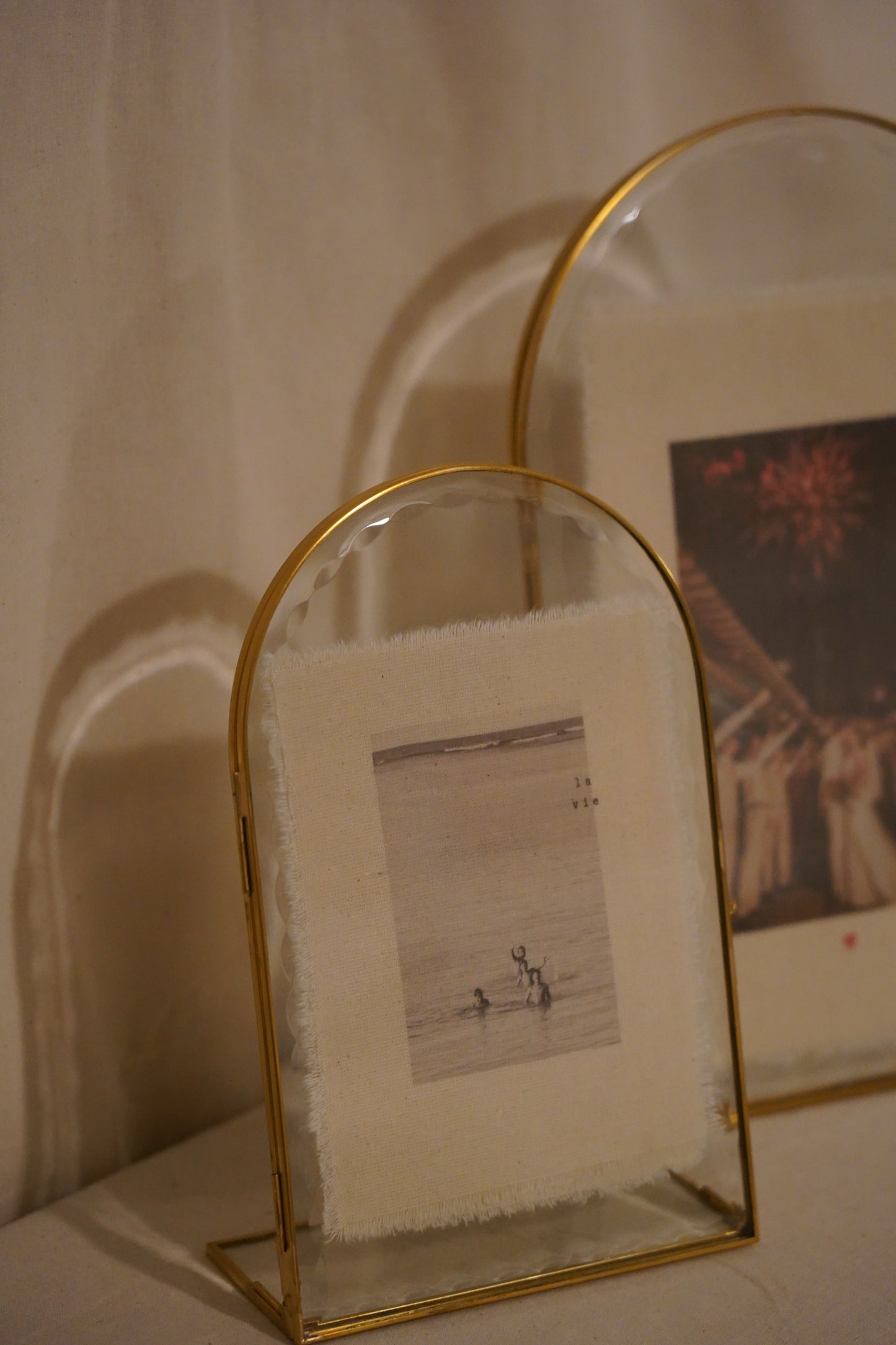 Revelado en marco de cristal curvo