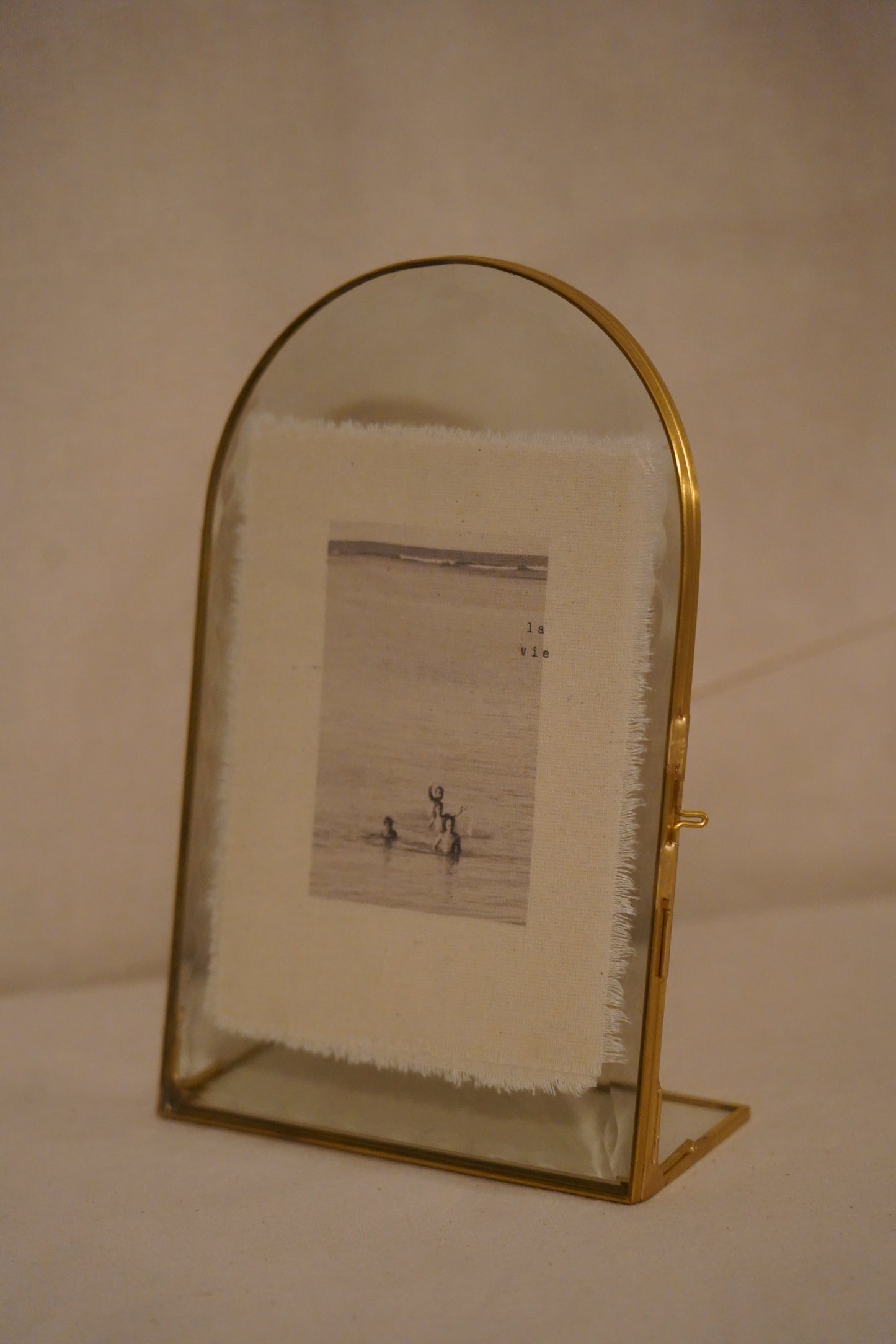 Revelado en marco de cristal curvo